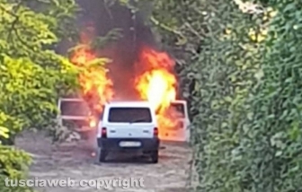 Civitella D'Agliano - Auto in fiamme