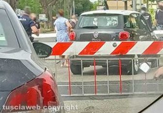 Viterbo - Auto tra le sbarre del passaggio a livello