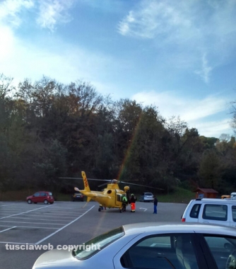 Auto nel dirupo a Gallese