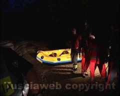 Le immagini del fuoristrada travolto dal fiume in piena - L\'intervento dei vigili del fuoco