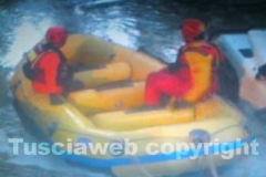 Le immagini del fuoristrada travolto dal fiume in piena - L\'intervento dei vigili del fuoco