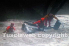 Le immagini del fuoristrada travolto dal fiume in piena - L\'intervento dei vigili del fuoco