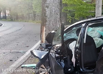 Viterbo - Auto perde il controllo e si schianta contro una pianta