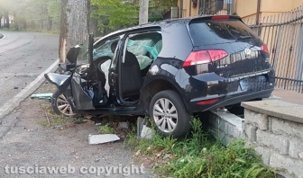 Viterbo - Auto perde il controllo e si schianta contro una pianta