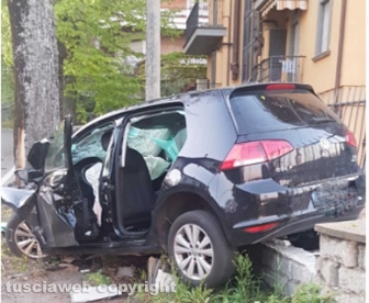 Viterbo - Auto perde il controllo e si schianta contro una pianta