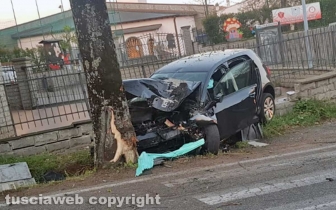 Viterbo - Auto perde il controllo e si schianta contro una pianta