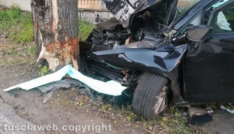 Viterbo - Auto perde il controllo e si schianta contro una pianta