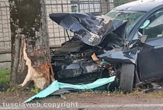 Viterbo - Auto perde il controllo e si schianta contro una pianta