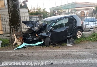 Viterbo - Auto perde il controllo e si schianta contro una pianta