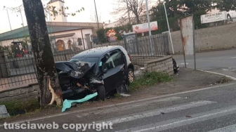 Viterbo - Auto perde il controllo e si schianta contro una pianta