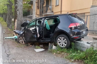 Viterbo - Auto perde il controllo e si schianta contro una pianta