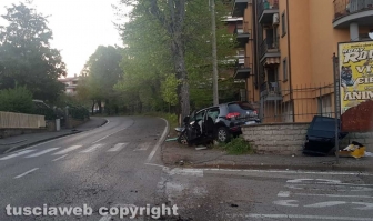 Viterbo - Auto perde il controllo e si schianta contro una pianta