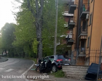 Viterbo - Auto perde il controllo e si schianta contro una pianta