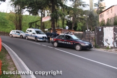 Viterbo - Auto sfonda cancello