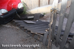 Viterbo - Auto sfonda cancello