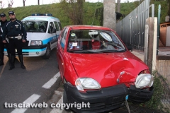 Viterbo - Auto sfonda cancello
