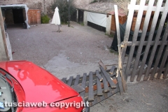 Viterbo - Auto sfonda cancello