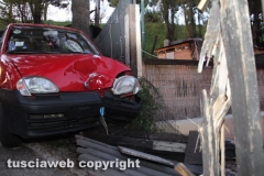Viterbo - Auto sfonda cancello