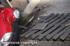 Viterbo - Auto sfonda cancello