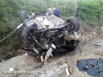 Auto si ribalta sull\'Aurelia bis