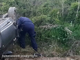 Auto si ribalta sull\'Aurelia bis