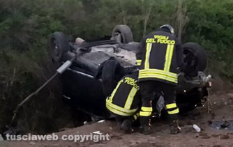 Auto si ribalta sull\'Aurelia bis