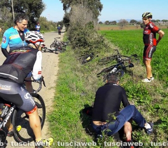 Tarquinia - Auto travolge gruppo di ciclisti