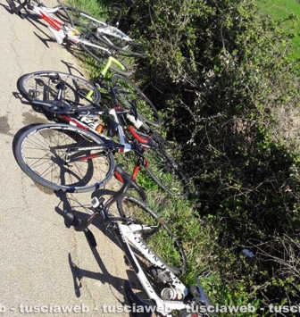 Tarquinia - Auto travolge gruppo di ciclisti