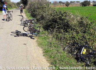 Tarquinia - Auto travolge gruppo di ciclisti