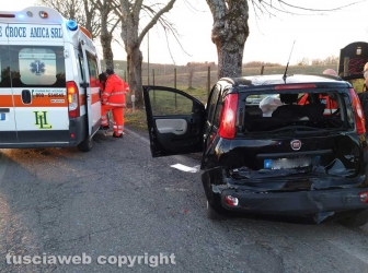 Montefiascone - Auto va a sbattere con un albero, muore una suora