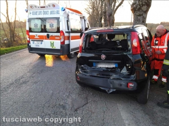 Montefiascone - Auto va a sbattere con un albero, muore una suora