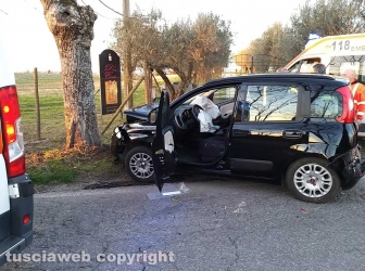 Montefiascone - Auto va a sbattere con un albero, muore una suora