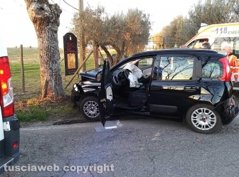 Montefiascone - Auto va a sbattere con un albero, muore una suora