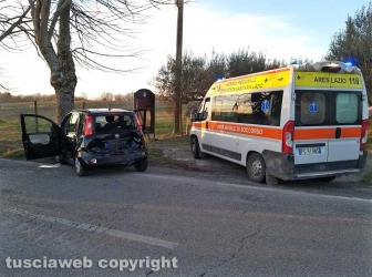 Montefiascone - Auto va a sbattere con un albero, muore una suora