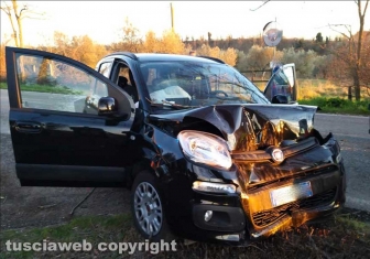 Montefiascone - Auto va a sbattere con un albero, muore una suora