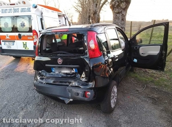 Montefiascone - Auto va a sbattere con un albero, muore una suora