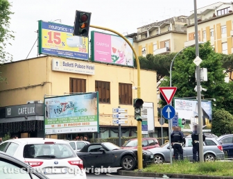 Viterbo - Auto va a sbattere contro il semaforo a piazzale Gramsci