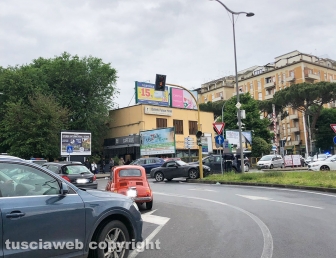 Viterbo - Auto va a sbattere contro il semaforo a piazzale Gramsci