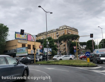 Viterbo - Auto va a sbattere contro il semaforo a piazzale Gramsci