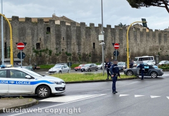 Viterbo - Auto va a sbattere contro il semaforo a piazzale Gramsci