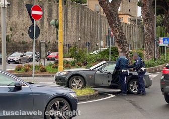 Viterbo - Auto va a sbattere contro il semaforo a piazzale Gramsci