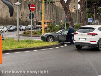 Viterbo - Auto va a sbattere contro il semaforo a piazzale Gramsci