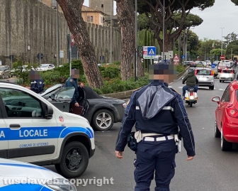 Viterbo - Auto va a sbattere contro il semaforo a piazzale Gramsci