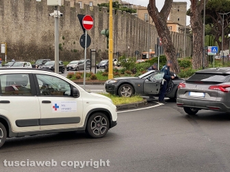 Viterbo - Auto va a sbattere contro il semaforo a piazzale Gramsci