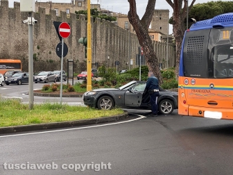 Viterbo - Auto va a sbattere contro il semaforo a piazzale Gramsci