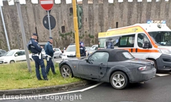 Viterbo - Auto va a sbattere contro il semaforo a piazzale Gramsci