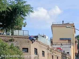 Capranica - Incidente - Sfonda un muretto e rischia di finire nella strada sottostante