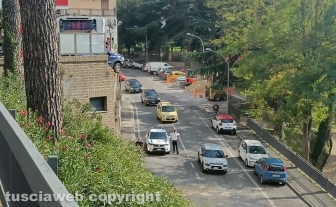 Capranica - Incidente - Sfonda un muretto e rischia di finire nella strada sottostante