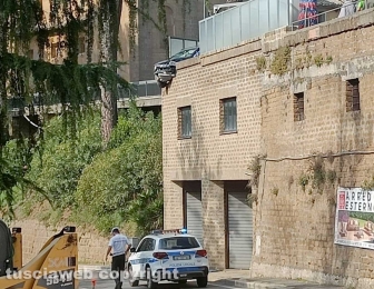 Capranica - Incidente - Sfonda un muretto e rischia di finire nella strada sottostante