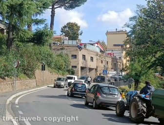 Capranica - Incidente - Sfonda un muretto e rischia di finire nella strada sottostante